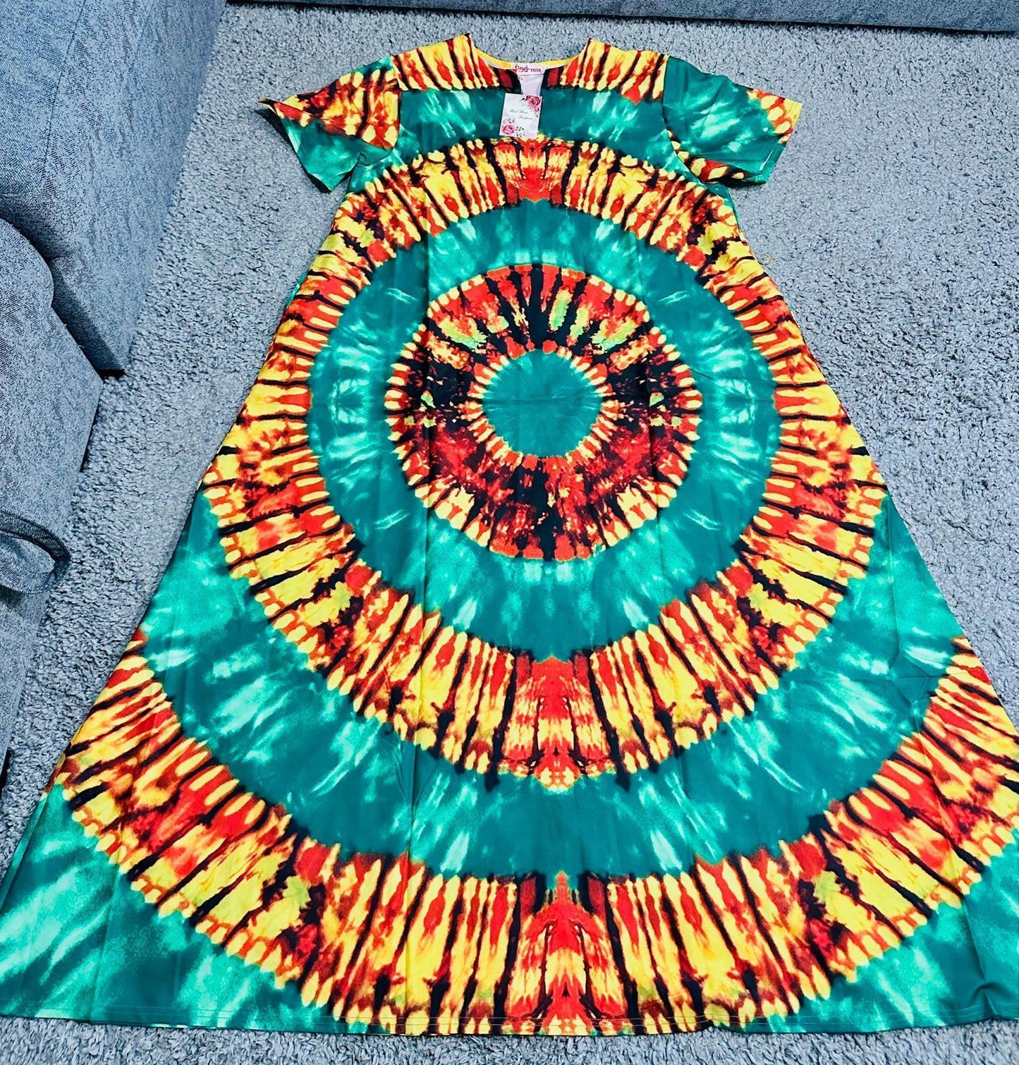 Grande robe évasée – Élégance africaine, fluidité et authenticité