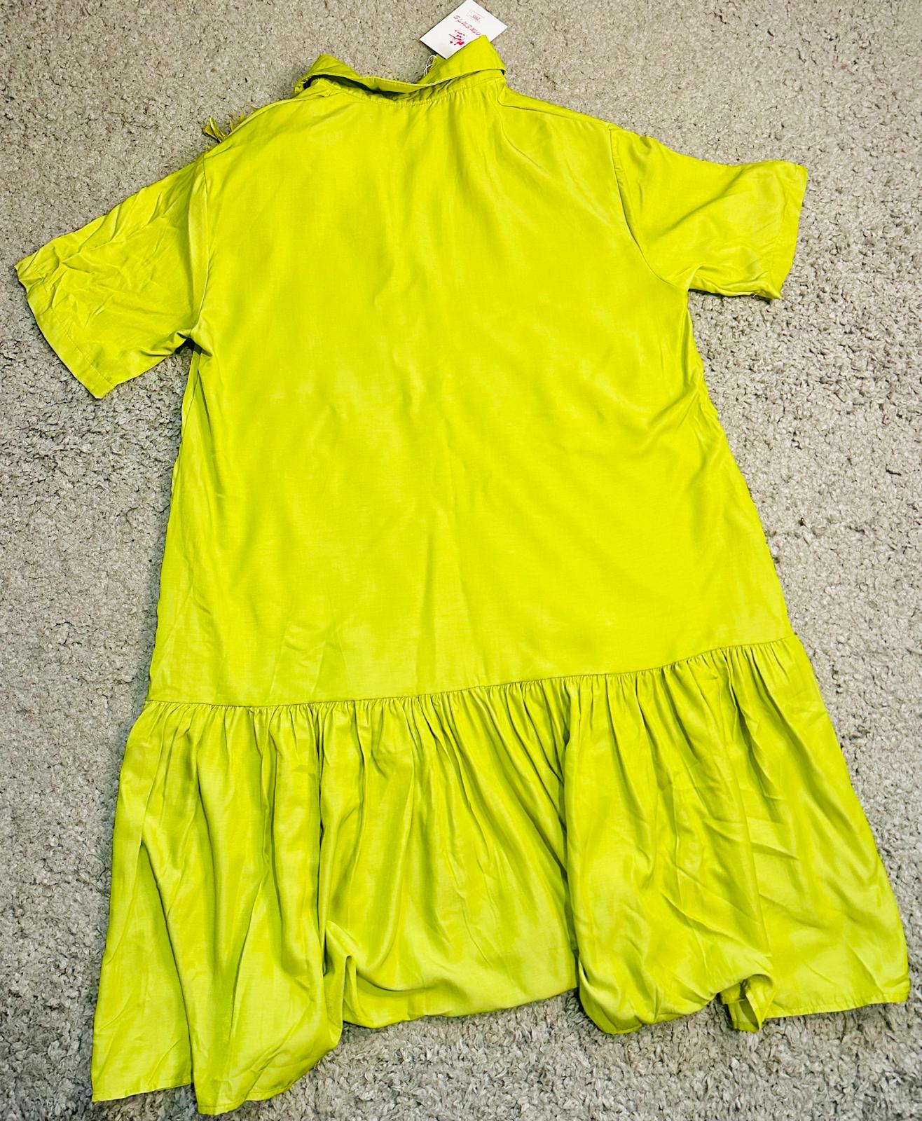 Magnifique Robe avec bas évasée et détail fleuri – Douceur romantique et féminité délicate