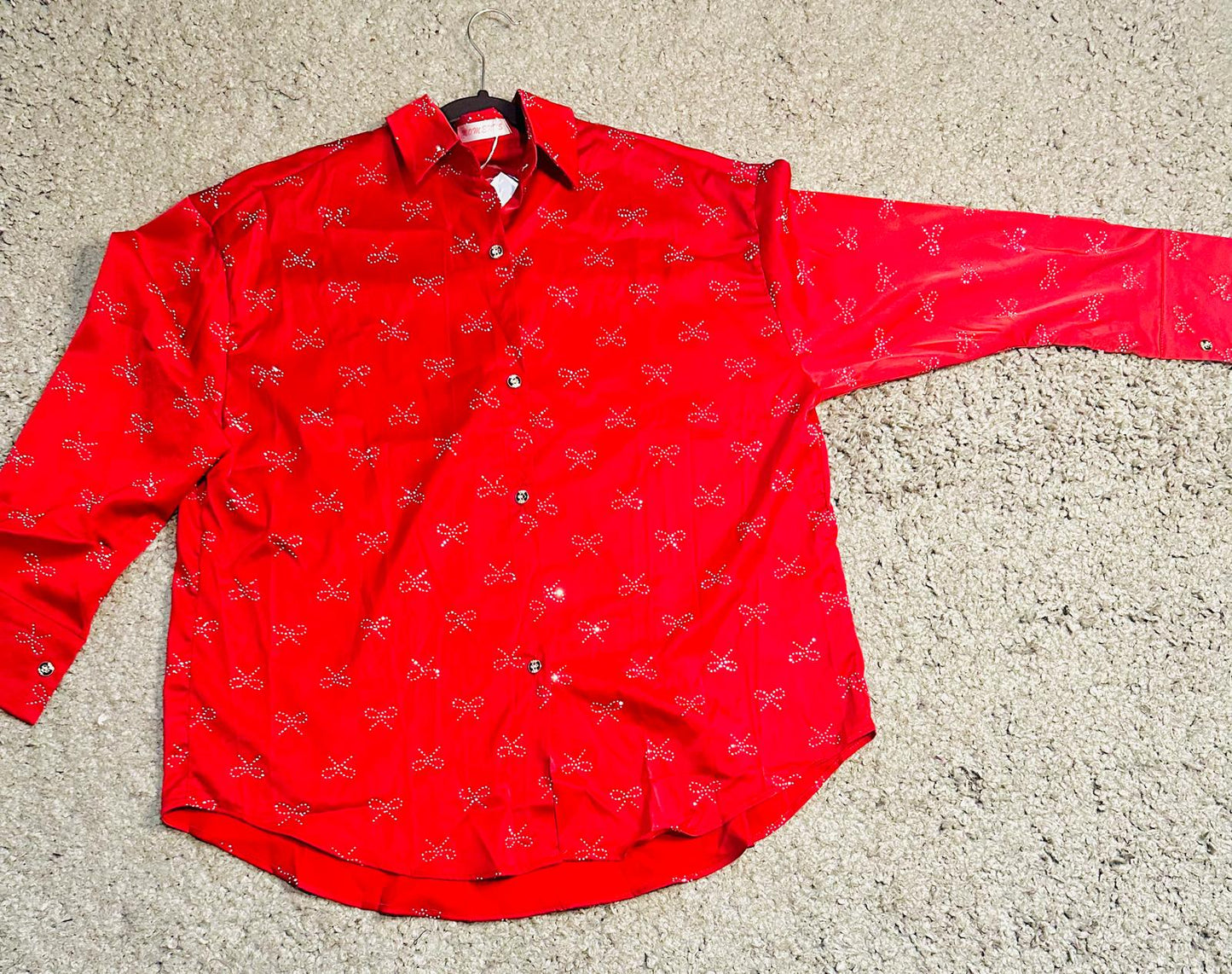 Chemise élégante à motifs nœuds papillon brillants – Raffinement audacieux et éclat maîtrisé