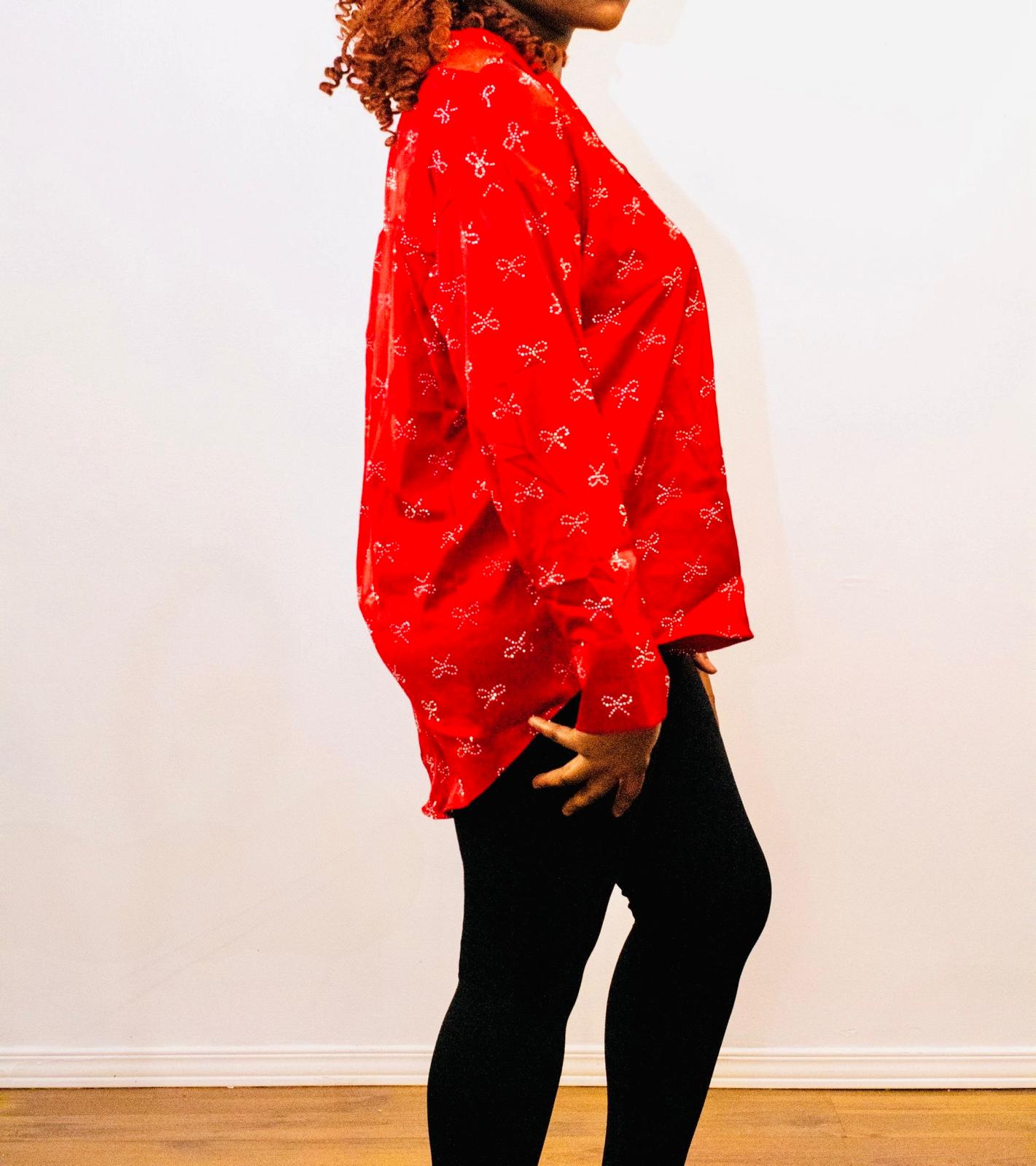 Chemise élégante à motifs nœuds papillon brillants – Raffinement audacieux et éclat maîtrisé