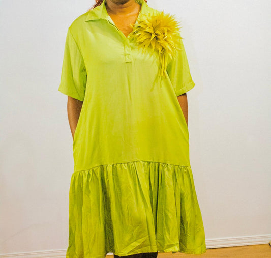 Magnifique Robe avec bas évasée et détail fleuri – Douceur romantique et féminité délicate